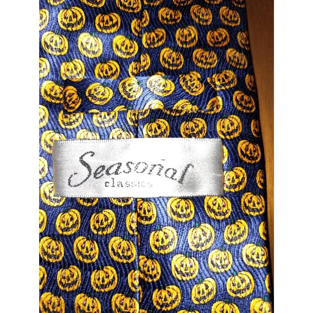Seasonal Classics Mens Silk Tie Navy Blue Halloween Jack-O-Lantern Pumpkin Print